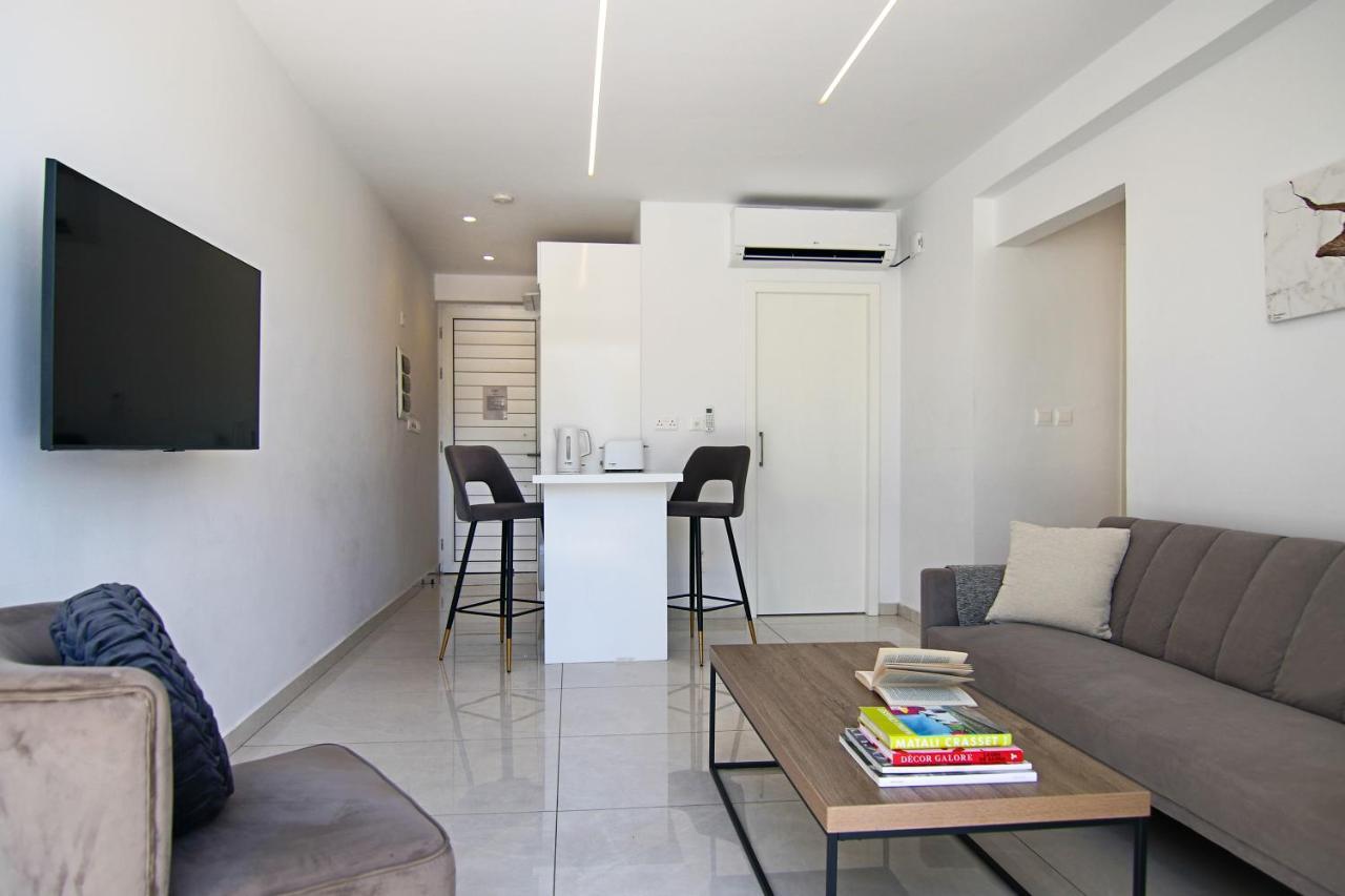 Apartment Phaedrus Living